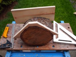 Making the mount for the roof of the mason bee house