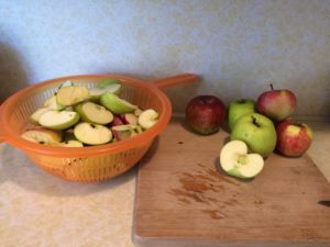 Preparing apples for sugar free applesauce