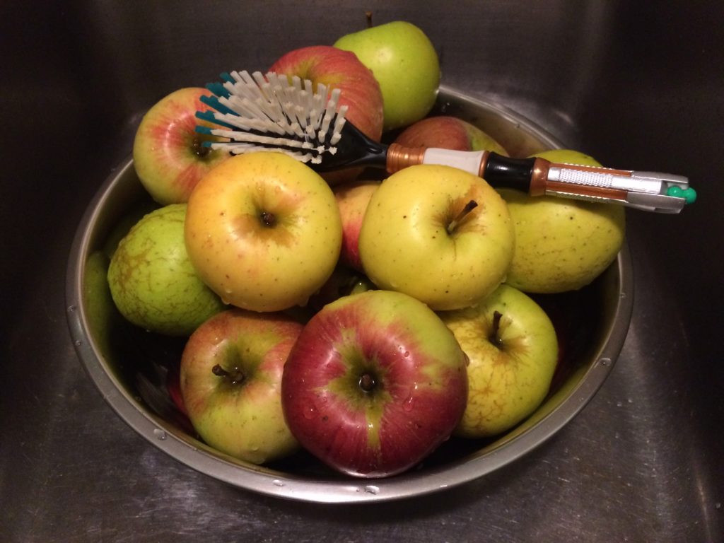 Washing the apples for raw apple cider vinegar