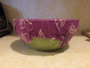 Using bee's wrap to cover a bowl of guacamole 